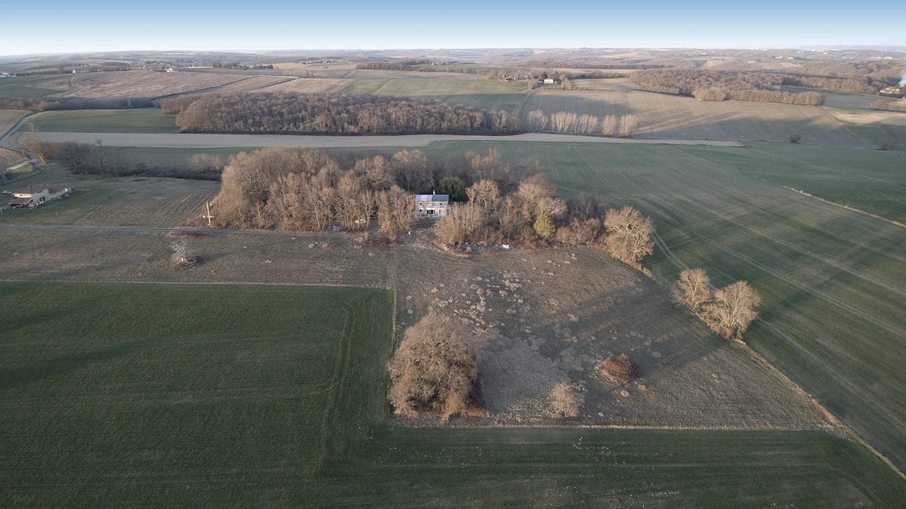 Vue aérienne réelle du site TERRAPAÏS et du paysage agricole gersois